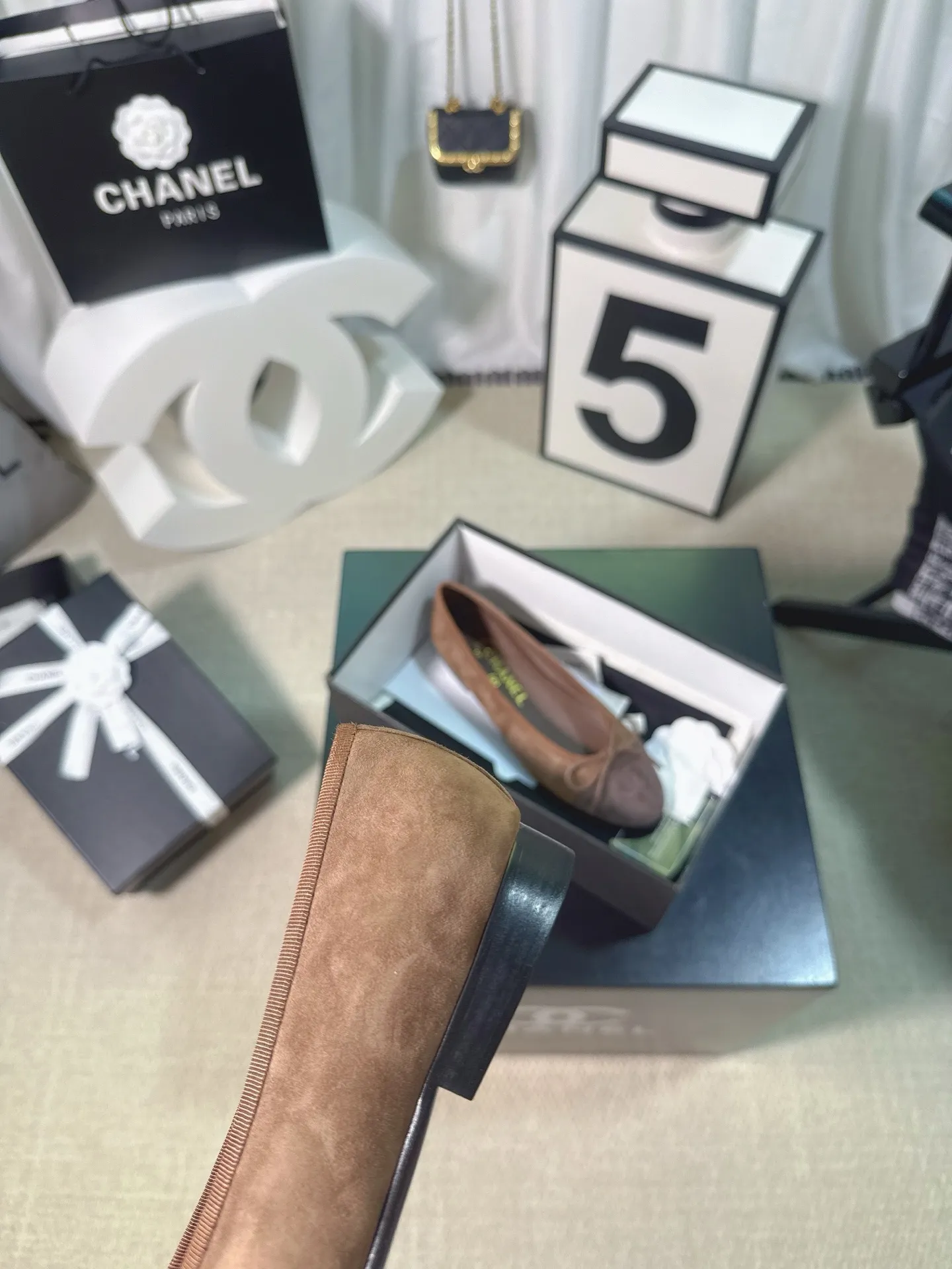 👟👟Ex-factory price 480👟👟 Generation * grade 25s Chanel fragrance is beautiful Maillard color back hollow Sling-back sandals flat/thick heel/high heel Sling-back came out in 1957, and then the two-tone design became a Chanel classic! Very suitable for spring and summer🩰 The two-color design is simple and exquisite, with a square toe and generous temperament. It visually lengthens the leg line. The color of the toe creates a sense of color difference. The back lace design is simple and elegant. It is a classic model that can be worn for hundreds of years. It is worth buying!! Upper: Customized metallic sheepskin. Inner pads: imported sheepskin. Heel height: ballet shoes. Sole: Italian A-grade genuine leather outsole. Size: 35-39 (34.40.41.42.43 is custom-made and non-returnable)